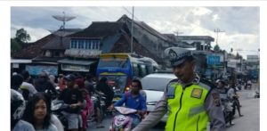 Kapolres OKU Selatan Siagakan Personel Di Sejumlah Titik Di Kecamatan Muaradua Untuk Mencegah Terjadinya Kemacetan