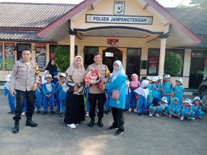 Polisi Sapa Anak TK Harapan