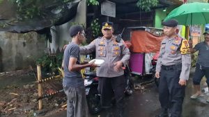 Bulan Suci Ramadhan, Polisi RW Polsek Kembangan Bagikan Makanan Takjil