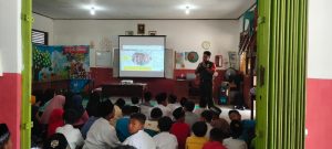 Tanamkan Rasa Cinta Tanah Air, Bati Tuud Koramil Kanigoro Berikan Materi Wasbang Kepada Siswa Siswi SD