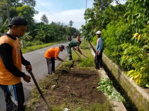 Tingkatkan Kekompakan, Babinsa Koramil Talun Gelar Kerja Bakti Bersama Warga Masyarakat