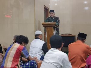 Komsos Danramil Bersama Babinsa Melaksanakan Sholat Isya berjamaah Dilanjutkan Sholat Traweh