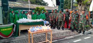 Berkah Ramadhan Koramil 02/Matraman Kodim 0505/JT Kodam Jaya Bagikan Takjil