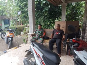 Pererat Silaturahmi, Babinsa Koramil Sanankulon Anjangsana Ke Rumah Warga Binaannya
