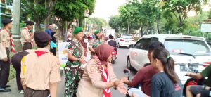 Berkah Ramadhan, Kodim 0505/JT Bersama Pramuka Saka Wira Kartika Bagikan Takjil