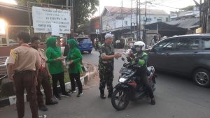 Danramil 05/Kramatjati, Makassar Bersama Persit KCK Ranting-6 Bagikan Takjil