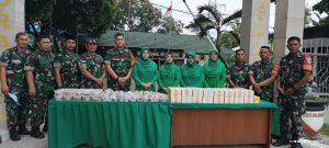 Kebersamaan Bersama Warga, Koramil 06/Cakung Bagikan Takjil
