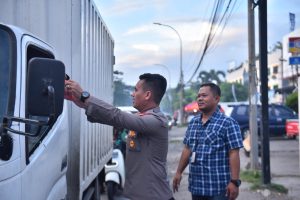 Berbagi Keberkahan di Bulan Ramadhan,Polsek Cengkareng Bagikan 200 Takjil Kepada Warga Masyarakat