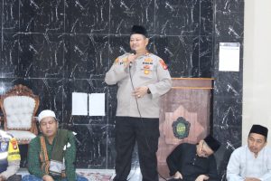 Shalat Subuh Keliling,Kapolsek Kalideres Ajak Jamaah Mushola Fafiru Ilallah Kamal Menjaga Keamanan di wilayah