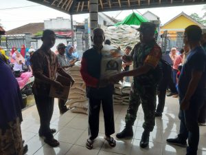 Pastikan Berjalan Lancar, Babinsa Koramil Selorejo Dampingi Penyaluran Bantuan Pangan Cadangan Beras Pemerintah