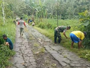 Peduli Kebersihan Lingkungan, Babinsa Koramil Panggungrejo Bersama Warga Masyarakat Gelar Jumat Bersih