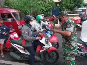 Ramadhan Penuh Berkah, Koramil 05/KJ Bersama Babinsa dan Persit Juga Mitra Kaya Berbagi Takjil Gratis