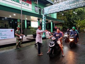 Bentuk Kepedulian di Bulan Suci Ramadhan, Koramil 01/Tamansari Bersama Media Partner TNI Bagi Takjil