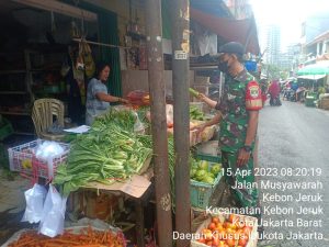Bulan Ramadhan, Babinsa Koramil 05/KJ Kodim 0503/JB Cek Harga Sembako di Pasar Tradisional
