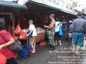 Babinsa Sertu Supriyanto Terjun Langsung Ke Pasar, Cek Harga Sembako