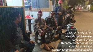 Antisipasi Wilayah Dengan Kejahatan Malam Hari, Babinsa Giat Siskamling Dengan Citra Bhayangkara dan Karang Taruna