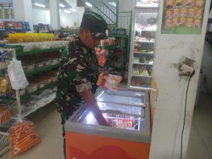 Antisipasi Lonjakan Harga Jelang Lebaran, Babinsa Koramil 05/KJ Cek Harga Sembako