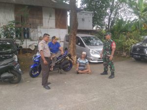 Waspada Banjir, Babinsa Koramil 05/KJ Komsos Dengan Warga dan Security Komplek Villa Artery