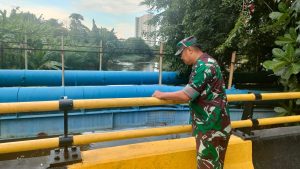 Babinsa Koramil 05/KJ Cek Debit Air Sungai Guna Mengetahui Naik Turunnya Air Sungai