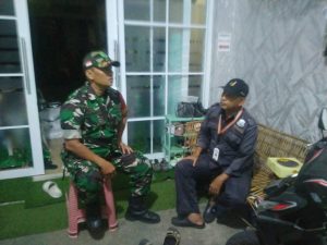 Waspada Kejahatan di Malam Hari, Babinsa Koramil 05/KJ Monitoring Siskamling Dengan Warga Binaan