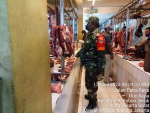 Babinsa Koramil 05/KJ Kodim 0503/JB Turun Langsung Cek Harga Sembako di Pasar