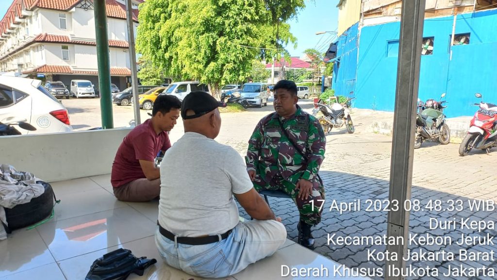 Babinsa Koramil 05/KJ Komsos Dengan Anggota Keamanan Jalin Silaturahmi dan Himbau Kamtibmas