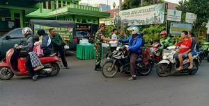 Bulan Penuh Berkah, Koramil 05/KJ Kembali Membagikan Takjil Gratis Kepada Warga dan Pengguna Jalan