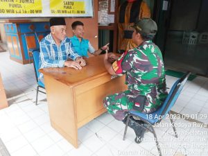 Babinsa Koramil 05/KJ Komsos Dengan Ketua RT dan Pamdal diwilayah
