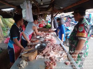 Babinsa Koramil 05/KJ Rutin Cek Harga Sembako Bulan Ramadhan di Pasar Bendungan