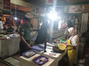 Antisipasi Naiknya Harga Jelang Lebaran, Babinsa Koramil 05/KJ Terus Rutin Cek Harga Sembako di Pasar