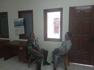 Komsos Dengan Ketua LMK, Babinsa Koramil 05/KJ Beri Pesan Jaga Selalu Kesehatan dan Jaga Lingkungan
