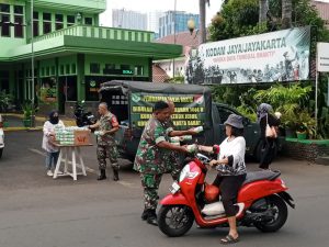 Babinsa Koramil 05/KJ Bersama Persit dan Mitra Jaya Bagi-Bagi Takjil Gratis Jelang Waktu Berbuka Puasa
