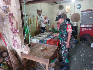Antisipasi Lonjakan Harga Jelang Lebaran, Babinsa 05/KJ Cek Harga Sembako di Pasar Tradisional