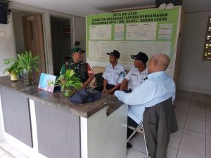 Komsos Dengan Keamanan Komplek, Babinsa 05/KJ Himbau Tetap Jaga Kesehatan