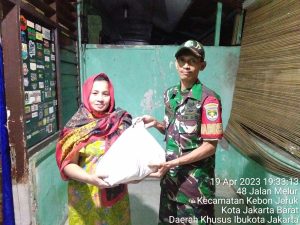 Personil Babinsa Koramil 05/KJ Serahkan Bingkisan THR dari Kodim 0503/JB Untuk Para Warakawuri