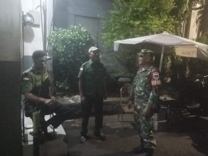 Waspada Kejahatan di Malam Hari, Babinsa Koramil 05/KJ Monitoring Siskamling Dengan Warga Binaan