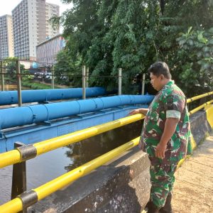 Antisipasi Meluapnya Air Sungai, Babinsa Koramil 05/KJ Terus monitor Genangan Air di Wilayah