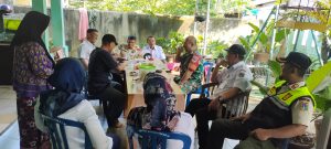 Babinsa Koramil 05/KJ Laksanakan Komsos Bersama Lurah Beserta Staf dan Ketua RW