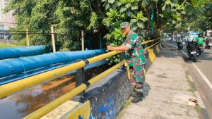 Tujuh Wilayah Nihil Genangan Air, Babinsa 05/KJ Terus Rutin Cek Debit Air Sungai