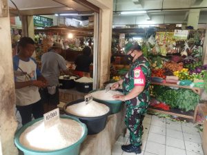 Cek Harga Sembako, Babinsa Koramil 05/KJ Turun Langsung ke PD Jaya Pasar Pos Pengumben