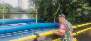 Cuaca Yang Tidak Menentu, Babinsa Koramil 05/KJ Terus Pantau Debit Air Sungai