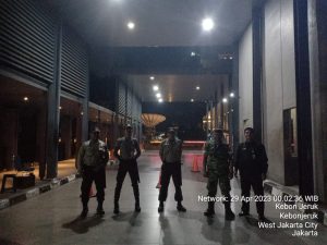 Tetap Selalu Waspada Saat Jaga Pada Malam Hari, Pesan Babinsa Koramil 05/KJ Saat Siskamling