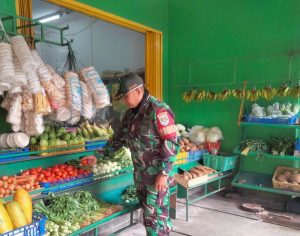 Masih di Hari Lebaran, Babinsa Koramil 05/KJ Terus Pantau Harga Sembako di Warung Hamparan