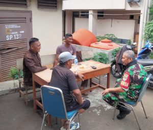 Jalin Silaturahmi, Babinsa Koramil 05/KJ Komsos Dengan Security dan Hansip RT di Wilayah