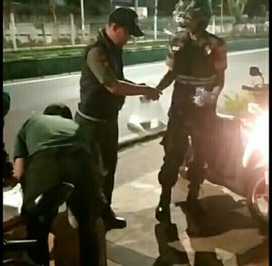 Saat Patroli Ramadhan, Babinsa Koramil 05/KJ Kodim 0503/JB Bagikan Makan Sahur Kepada Pemulung dan Ojol