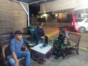 Waspada Terhadap Orang Yang Tidak di Kenal, Pesan Babinsa Koramil 05/KJ Saat Giat Siskamling