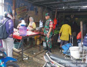 Masih Dalam Suasana Lebaran, Babinsa Koramil 05/KJ Terus Cek Harga Sembako di Pasar
