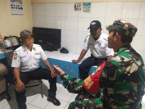 Babinsa Koramil 05/KJ Siskamling Dengan Anggota Keamanan Komplek Sunrice Garden
