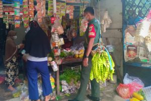 Antisipasi Adanya Kenaikan Harga Sembako, Babinsa Koramil 05/KJ Terjun Langsung di Pasar