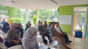 Personil Babinsa Koramil 05/KJ Bersama Tiga Pilar Hadiri Rapat FKP Regsosek di Kel Kedoya Selatan